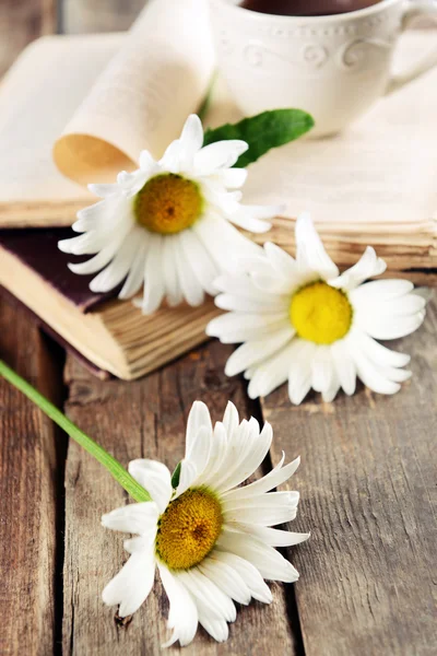 Libro con flores y taza de té — Foto de Stock