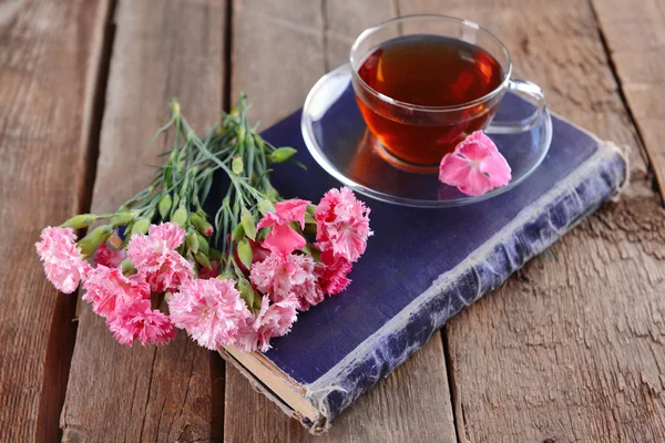 Libro con flores y taza de té —  Fotos de Stock