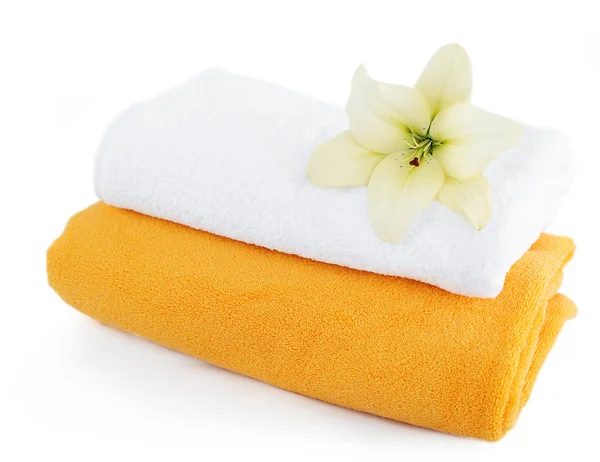 Freshly laundered fluffy towels in bedroom interior — Stock Photo, Image