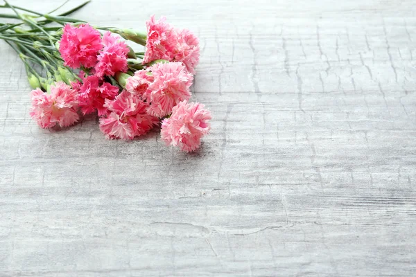 Маленькие дикие цветы на деревянном фоне — стоковое фото