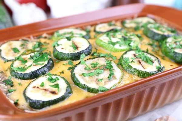 Braadpan met plantaardige mallow op tafel, close-up — Stockfoto