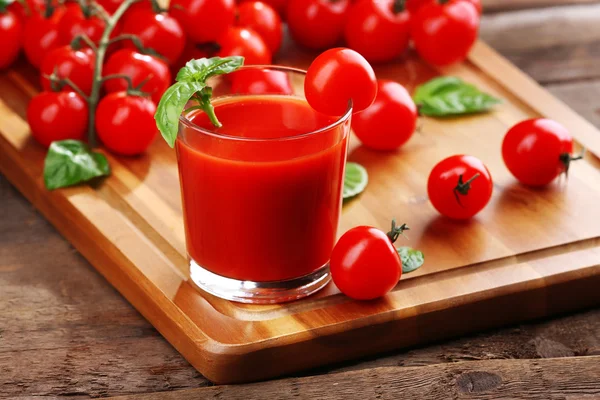 Vaso de jugo de tomate sobre mesa de madera, primer plano — Foto de Stock