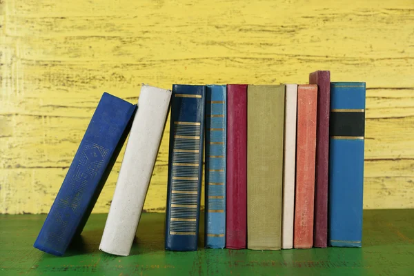 Libros retro sobre fondo de madera — Foto de Stock