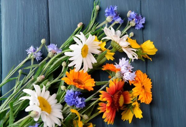 Яркие полевые цветы на деревянном столе, крупный план — стоковое фото