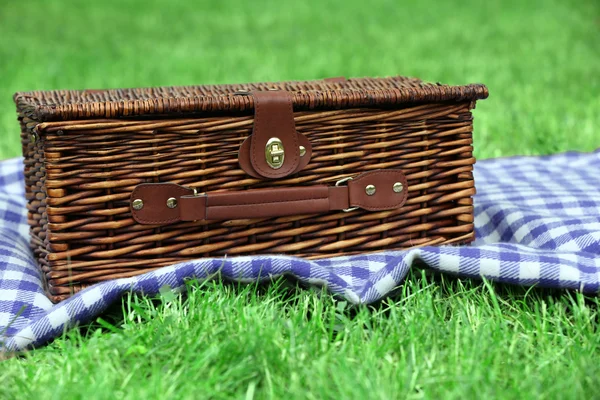 Wicker picnic basket  and plaid — Stock Photo, Image