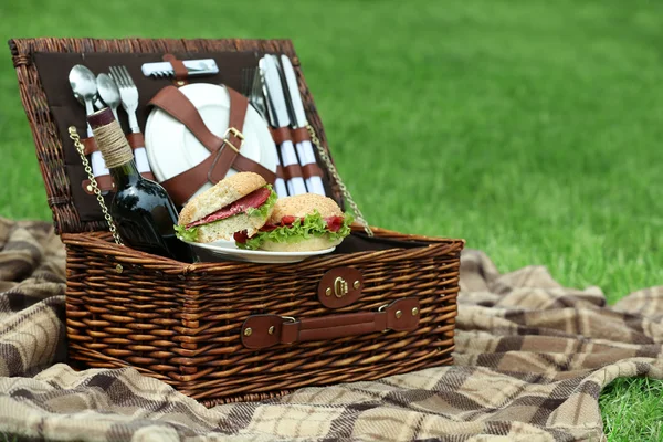 Rieten picknickmand. — Stockfoto