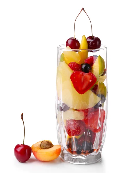 Vers fruit salade in glas geïsoleerd op wit — Stockfoto