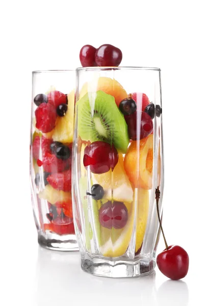 Salade de fruits frais dans des verres isolés sur blanc — Photo