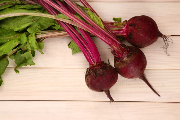 Young beets on wooden table — Stock Photo, Image