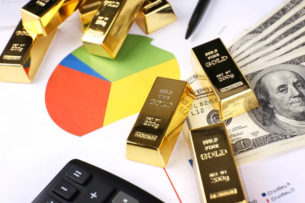 Lingotes de oro con dinero en la mesa de cerca — Foto de Stock