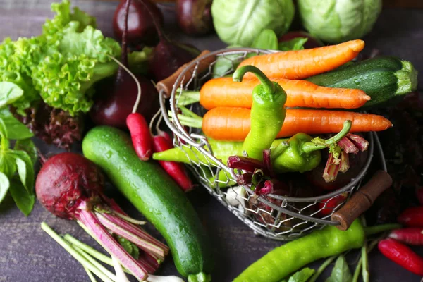 Tas de légumes frais sur la table gros plan — Photo