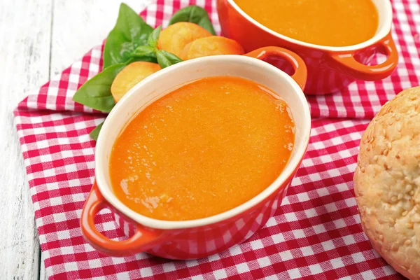 Sopa de creme de cenoura com pães na mesa de perto — Fotografia de Stock