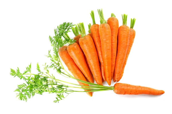 Свежая спелая морковь, изолированная на белом — стоковое фото