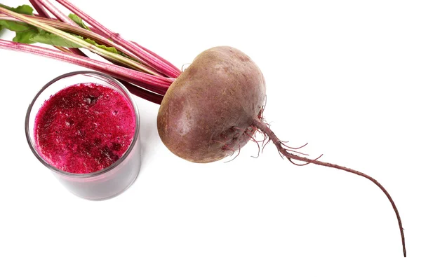 Vaso de jugo de remolacha con verduras aisladas en blanco — Foto de Stock