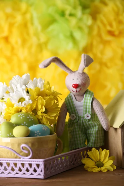 Lapin de Pâques avec œufs de Pâques peints — Photo