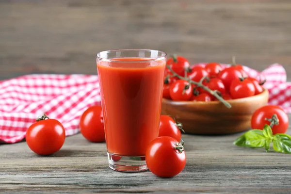 Vaso de jugo de tomate con verduras en la mesa de madera de cerca — Foto de Stock