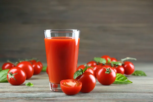 Glas tomatensap met groenten op houten achtergrond — Stockfoto