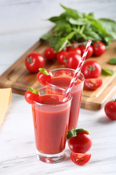 Óculos de suco de tomate com legumes na mesa de madeira close-up — Fotografia de Stock