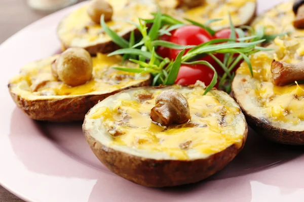 Batatas assadas com queijo e cogumelos na mesa de perto — Fotografia de Stock