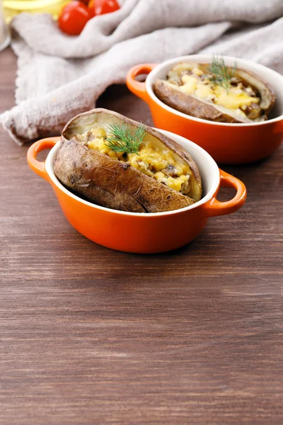 Pommes de terre cuites au four avec fromage et champignons sur la table close up — Photo