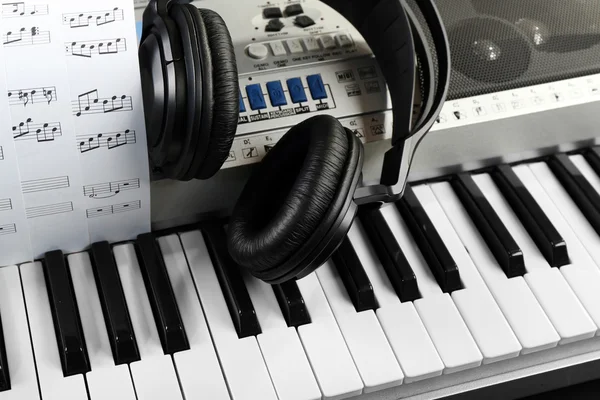 Słuchawki z mikrofonem na syntezator — Zdjęcie stockowe