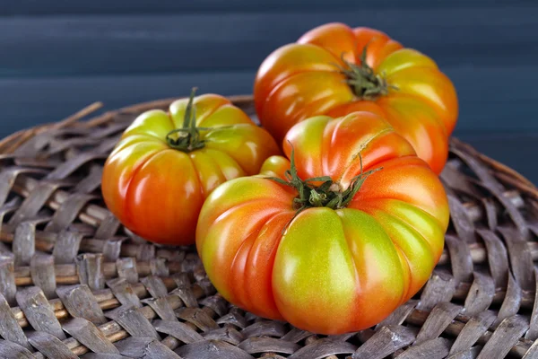 Groene tomaten op tafel close-up — Stockfoto