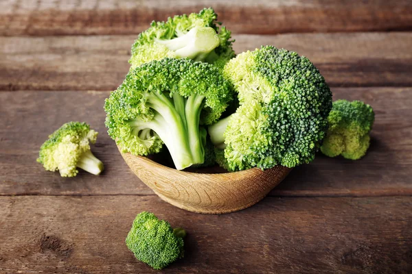Taze brokoli kasede, ahşap masada. Yakın plan. — Stok fotoğraf