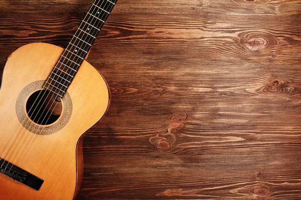 Akusztikus gitár fa háttéren — Stock Fotó