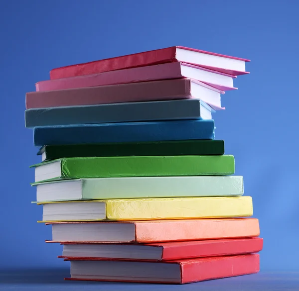 Στοίβα από πολύχρωμα βιβλία — Φωτογραφία Αρχείου