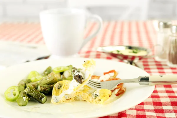 Roasted asparagus with fried egg on plate on table background — Stock Photo, Image