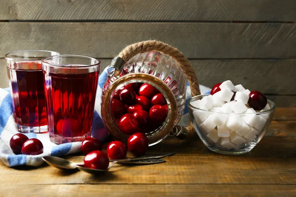 Sklenice sladké domácí třešňový kompot na tabulce na dřevěné pozadí — Stock fotografie