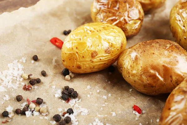 Parşömen, closeup üzerine fırında baharatlı patates — Stok fotoğraf