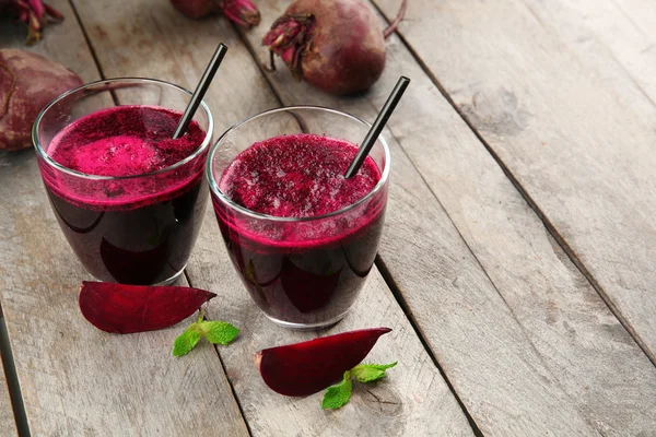 Glas Rübensaft auf Holztisch, Nahaufnahme — Stockfoto