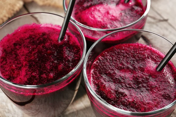 Glass of beet juice on wooden table, closeup — Stock Photo, Image