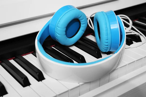 Piano with headphones close up — Stock Photo, Image