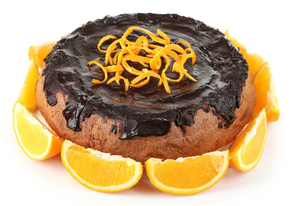 Torta con glassa al cioccolato e arancia isolata su bianco — Foto Stock