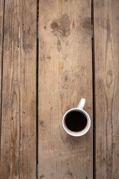 Cangkir kopi dengan latar belakang kayu — Stok Foto