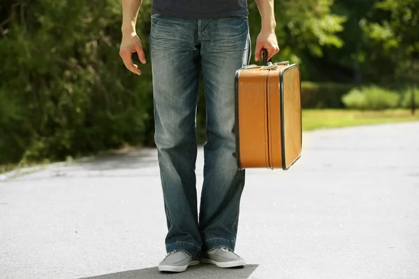 Hombre sosteniendo la maleta vintage — Foto de Stock