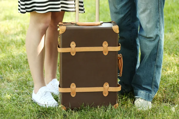 Пара с винтажным чемоданом — стоковое фото