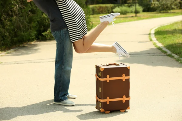Couple avec valise vintage — Photo
