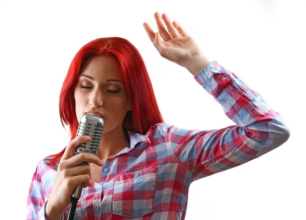 Mujer cantando con micrófono — Foto de Stock