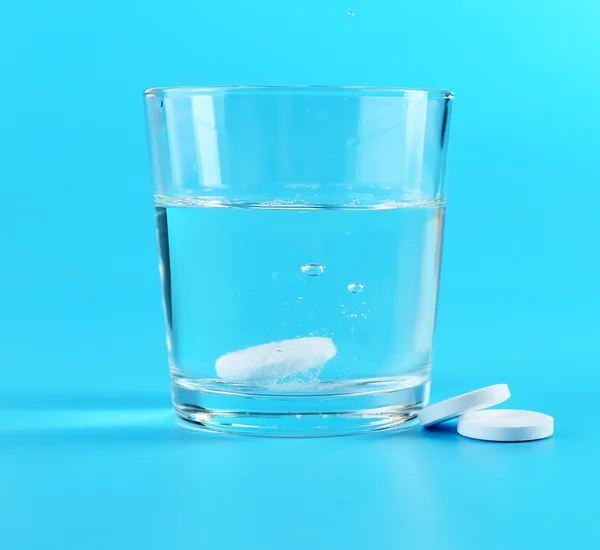 Glas vatten och piller — Stockfoto