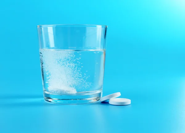 Vaso de agua y pastillas —  Fotos de Stock