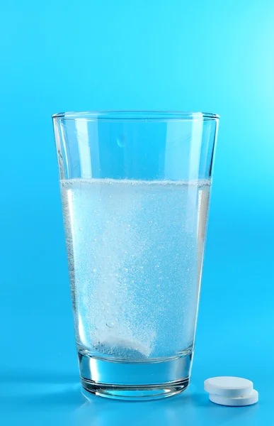 Glass of water and pills — Stock Photo, Image