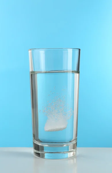 Glass of water and pills — Stock Photo, Image