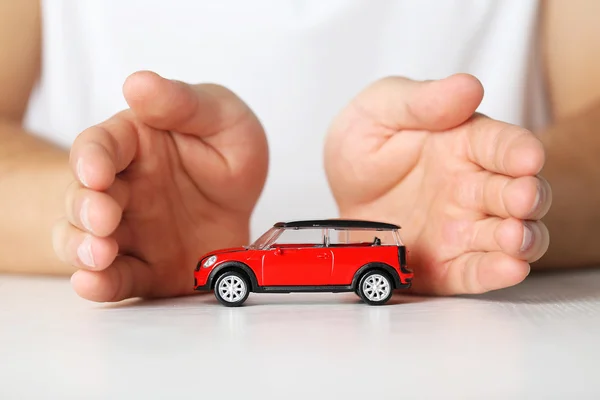 Manos masculinas y coche — Foto de Stock