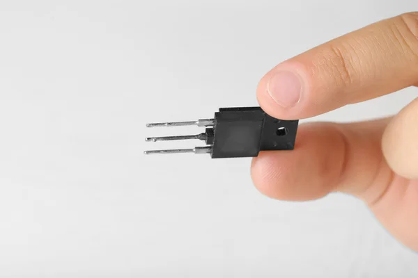 Männliche Finger mit Mikrochip — Stockfoto