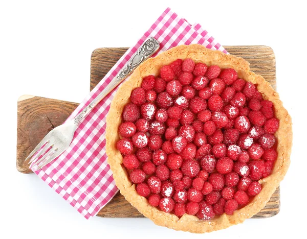 Tarte aux framboises fraîches sur planche de bois, isolée sur blanc — Photo