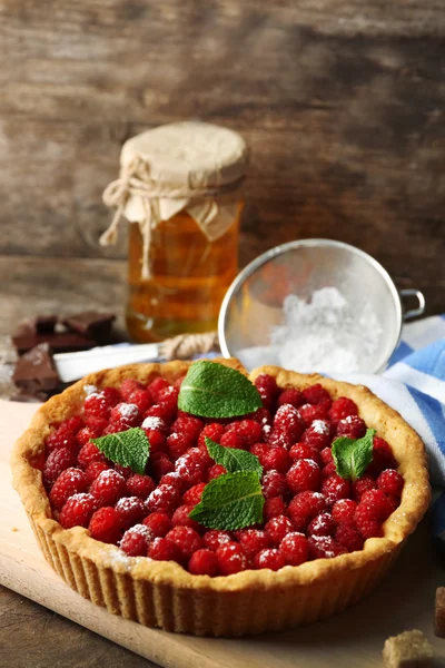 Tarta con frambuesas frescas, sobre fondo de madera — Foto de Stock