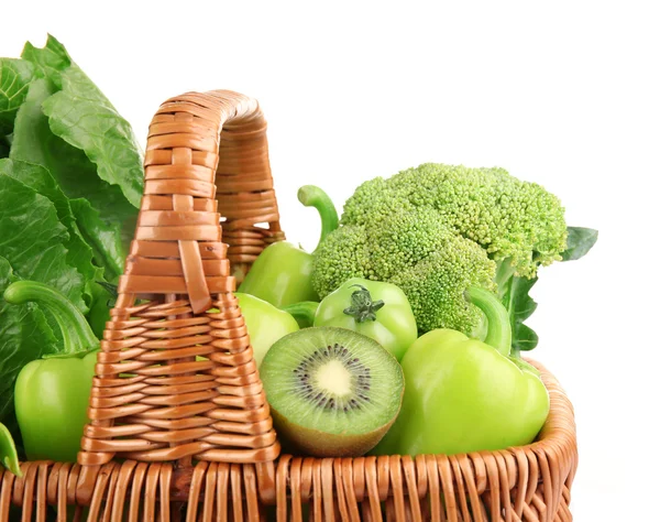 Verse groene voeding in rieten mand geïsoleerd op wit — Stockfoto